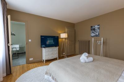 Plan 3D d'une villa avec plusieurs vues détaillées des espaces intérieurs, présenté sur un fond illustrant la façade…