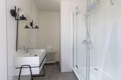 Plan 3D d'une villa avec plusieurs vues détaillées des espaces intérieurs, présenté sur un fond illustrant la façade…