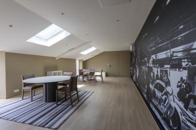 Plan 3D d'une villa avec plusieurs vues détaillées des espaces intérieurs, présenté sur un fond illustrant la façade…