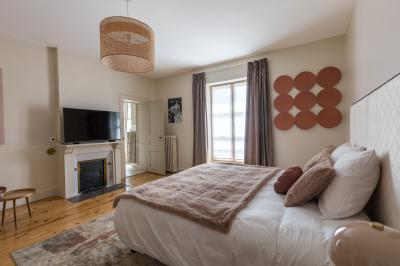 Plan 3D d'une villa avec plusieurs vues détaillées des espaces intérieurs, présenté sur un fond illustrant la façade…