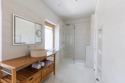 Plan 3D d'une villa avec plusieurs vues détaillées des espaces intérieurs, présenté sur un fond illustrant la façade…