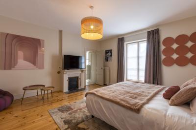 Plan 3D d'une villa avec plusieurs vues détaillées des espaces intérieurs, présenté sur un fond illustrant la façade…