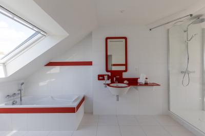 Plan 3D d'une villa avec plusieurs vues détaillées des espaces intérieurs, présenté sur un fond illustrant la façade…