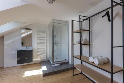 Plan 3D d'une villa avec plusieurs vues détaillées des espaces intérieurs, présenté sur un fond illustrant la façade…