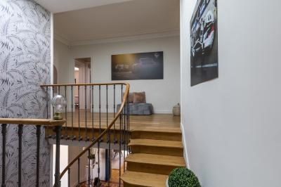 Plan 3D d'une villa avec plusieurs vues détaillées des espaces intérieurs, présenté sur un fond illustrant la façade…