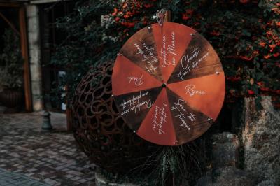 Costume de mariage bleu foncé avec chemise blanche et nœud papillon floral, suspendu sur un cintre gravé.