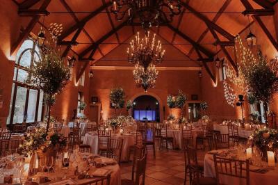 Costume de mariage bleu foncé avec chemise blanche et nœud papillon floral, suspendu sur un cintre gravé.