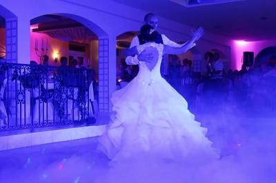 Installation de matériel de sonorisation et d'éclairage sous une tente, avec haut-parleurs et projecteurs colorés.