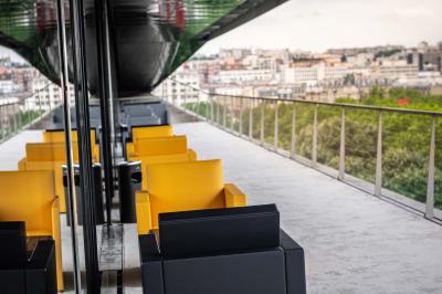 Assortiment de viennoiseries et fruits frais disposés sur un comptoir en métal dans un espace lumineux.