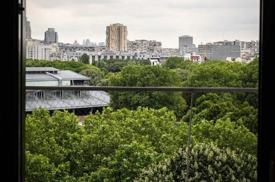 Assortiment de viennoiseries et fruits frais disposés sur un comptoir en métal dans un espace lumineux.