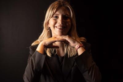 Assortiment de viennoiseries et fruits frais disposés sur un comptoir en métal dans un espace lumineux.