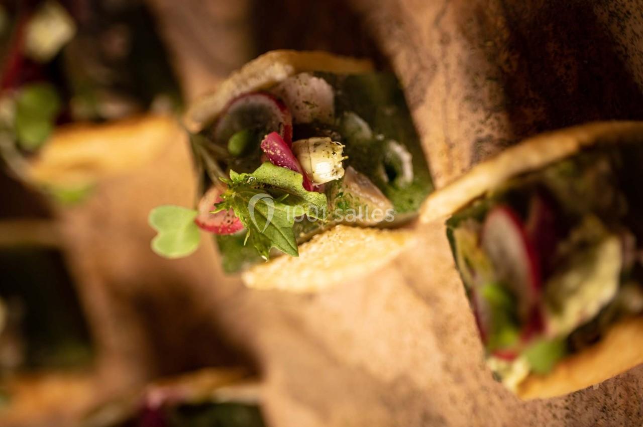 Bouchées garnies de légumes verts, herbes fraîches et radis, présentées sur une surface en bois.