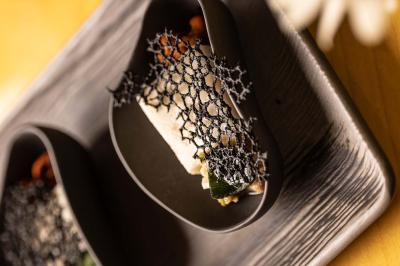 Assortiment de viennoiseries et fruits frais disposés sur un comptoir en métal dans un espace lumineux.