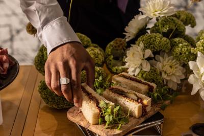 Assortiment de viennoiseries et fruits frais disposés sur un comptoir en métal dans un espace lumineux.