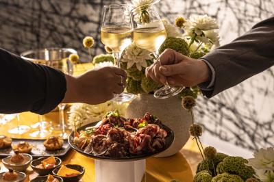 Assortiment de viennoiseries et fruits frais disposés sur un comptoir en métal dans un espace lumineux.