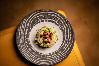 Assortiment de viennoiseries et fruits frais disposés sur un comptoir en métal dans un espace lumineux.