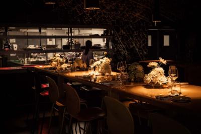 Assortiment de viennoiseries et fruits frais disposés sur un comptoir en métal dans un espace lumineux.