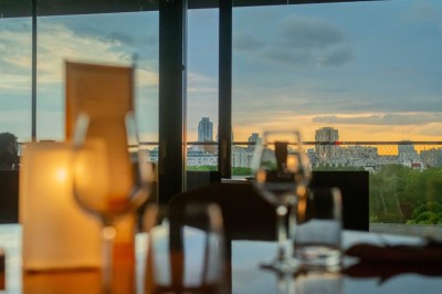 Miniature Location salle Paris 19 (Paris) - L'Envol de la Philharmonie #14 Groupe de personnes rassemblées sur une terrasse panoramique ensoleillée avec vue dégagée, mobilier moderne au premier plan.