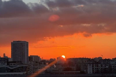 Miniature Location salle Paris 19 (Paris) - L'Envol de la Philharmonie #22 Groupe de personnes rassemblées sur une terrasse panoramique ensoleillée avec vue dégagée, mobilier moderne au premier plan.