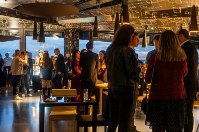 Miniature Location salle Paris 19 (Paris) - L'Envol de la Philharmonie #10 Groupe de personnes rassemblées sur une terrasse panoramique ensoleillée avec vue dégagée, mobilier moderne au premier plan.
