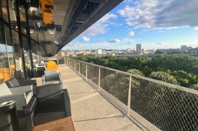 Miniature Location salle Paris 19 (Paris) - L'Envol de la Philharmonie #23 Groupe de personnes rassemblées sur une terrasse panoramique ensoleillée avec vue dégagée, mobilier moderne au premier plan.