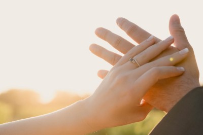 Miniature Location salle Rognes (Bouches-du-Rhône) - Château Barbebelle #13 Chambre lumineuse avec lit double, poutres apparentes, décoration classique et vue sur un balcon arboré.