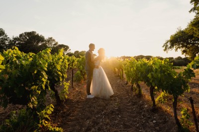 Miniature Location salle Rognes (Bouches-du-Rhône) - Château Barbebelle #9 Chambre lumineuse avec lit double, poutres apparentes, décoration classique et vue sur un balcon arboré.