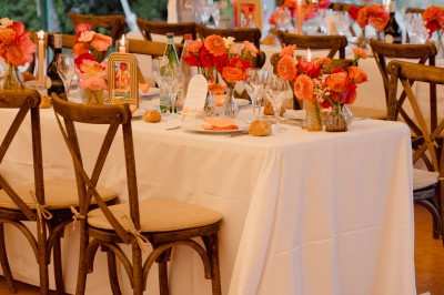 Miniature Location salle Rognes (Bouches-du-Rhône) - Château Barbebelle #10 Chambre lumineuse avec lit double, poutres apparentes, décoration classique et vue sur un balcon arboré.