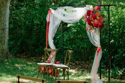 Miniature Location salle Rognes (Bouches-du-Rhône) - Château Barbebelle #12 Chambre lumineuse avec lit double, poutres apparentes, décoration classique et vue sur un balcon arboré.