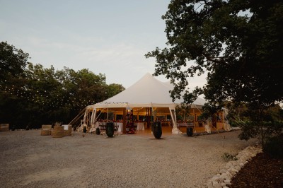 Miniature Location salle Rognes (Bouches-du-Rhône) - Château Barbebelle #16 Chambre lumineuse avec lit double, poutres apparentes, décoration classique et vue sur un balcon arboré.