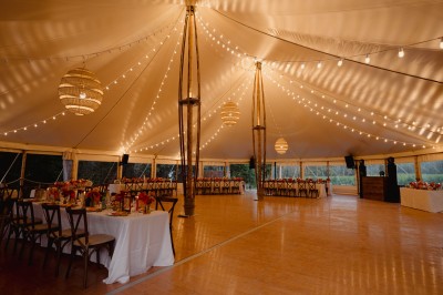 Miniature Location salle Rognes (Bouches-du-Rhône) - Château Barbebelle #3 Chambre lumineuse avec lit double, poutres apparentes, décoration classique et vue sur un balcon arboré.