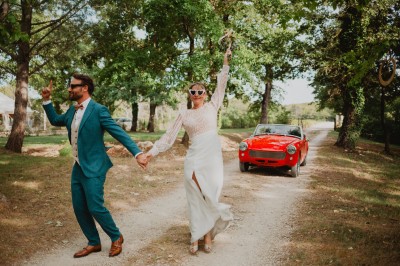 Miniature Location salle Rognes (Bouches-du-Rhône) - Château Barbebelle #18 Chambre lumineuse avec lit double, poutres apparentes, décoration classique et vue sur un balcon arboré.