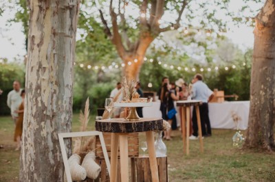 Miniature Location salle Rognes (Bouches-du-Rhône) - Château Barbebelle #20 Chambre lumineuse avec lit double, poutres apparentes, décoration classique et vue sur un balcon arboré.