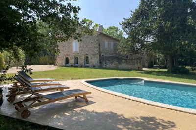 Miniature Location salle Rognes (Bouches-du-Rhône) - Château Barbebelle #8 Chambre lumineuse avec lit double, poutres apparentes, décoration classique et vue sur un balcon arboré.