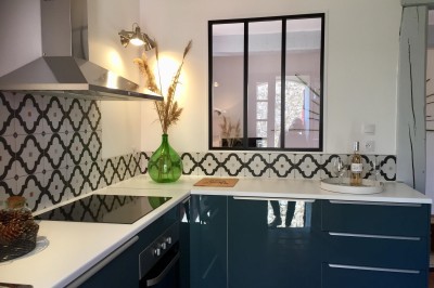 Miniature Location salle Rognes (Bouches-du-Rhône) - Château Barbebelle #28 Chambre lumineuse avec lit double, poutres apparentes, décoration classique et vue sur un balcon arboré.