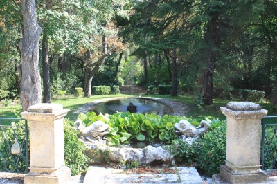 Miniature Location salle Rognes (Bouches-du-Rhône) - Château Barbebelle #31 Chambre lumineuse avec lit double, poutres apparentes, décoration classique et vue sur un balcon arboré.