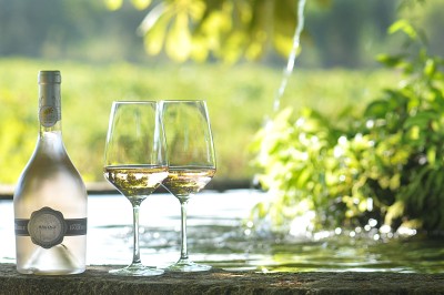 Miniature Location salle Rognes (Bouches-du-Rhône) - Château Barbebelle #32 Chambre lumineuse avec lit double, poutres apparentes, décoration classique et vue sur un balcon arboré.