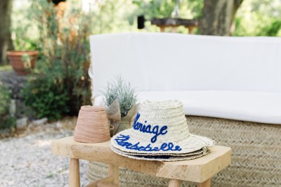 Miniature Location salle Rognes (Bouches-du-Rhône) - Château Barbebelle #21 Chambre lumineuse avec lit double, poutres apparentes, décoration classique et vue sur un balcon arboré.