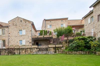 Plan du village de gîtes montrant l'emplacement des bâtiments, terrasses, parking et espaces extérieurs.