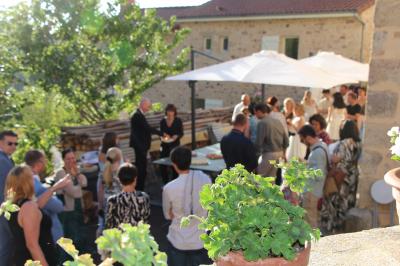 Plan du village de gîtes montrant l'emplacement des bâtiments, terrasses, parking et espaces extérieurs.