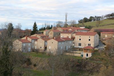 Plan du village de gîtes montrant l'emplacement des bâtiments, terrasses, parking et espaces extérieurs.