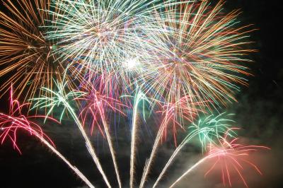 Miniature Vos Nuits Etoilées #3 Voiliers amarrés dans un port de nuit, éclairés par des lumières rouges et vertes.