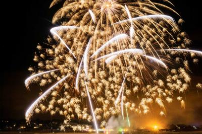 Miniature Vos Nuits Etoilées #4 Voiliers amarrés dans un port de nuit, éclairés par des lumières rouges et vertes.