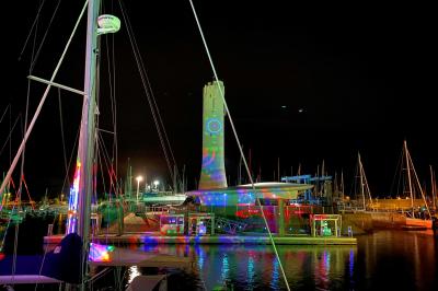 Feux d'artifice avec des traînées dorées et des éclats bleus sur un fond de nuit noire.