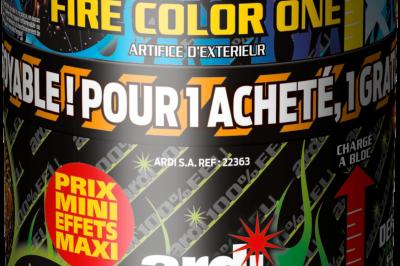 Boîte de feux d'artifice avec illustrations de gerbes colorées et mentions ’100% feu’ et ’25 départs’.