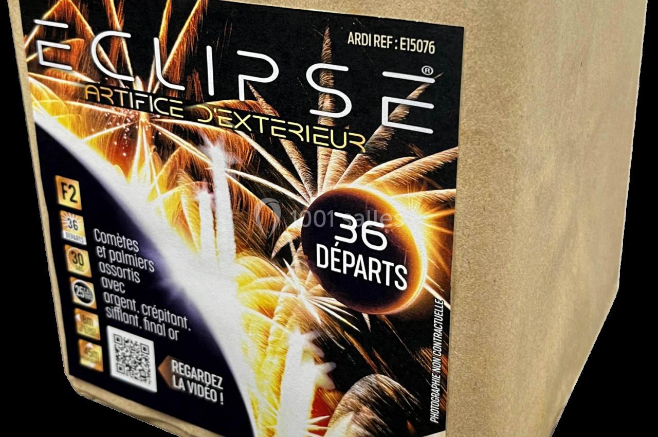 Bloc de feu d'artifice extérieur avec étiquette indiquant ’36 départs’ et des motifs de comètes dorées en illustration.