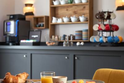 Escalier en bois avec une fenêtre en vitrail coloré représentant des motifs floraux et végétaux.