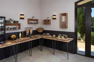 Escalier en bois avec une fenêtre en vitrail coloré représentant des motifs floraux et végétaux.