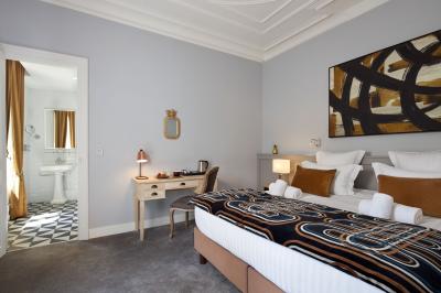 Escalier en bois avec une fenêtre en vitrail coloré représentant des motifs floraux et végétaux.