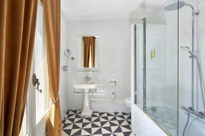 Escalier en bois avec une fenêtre en vitrail coloré représentant des motifs floraux et végétaux.